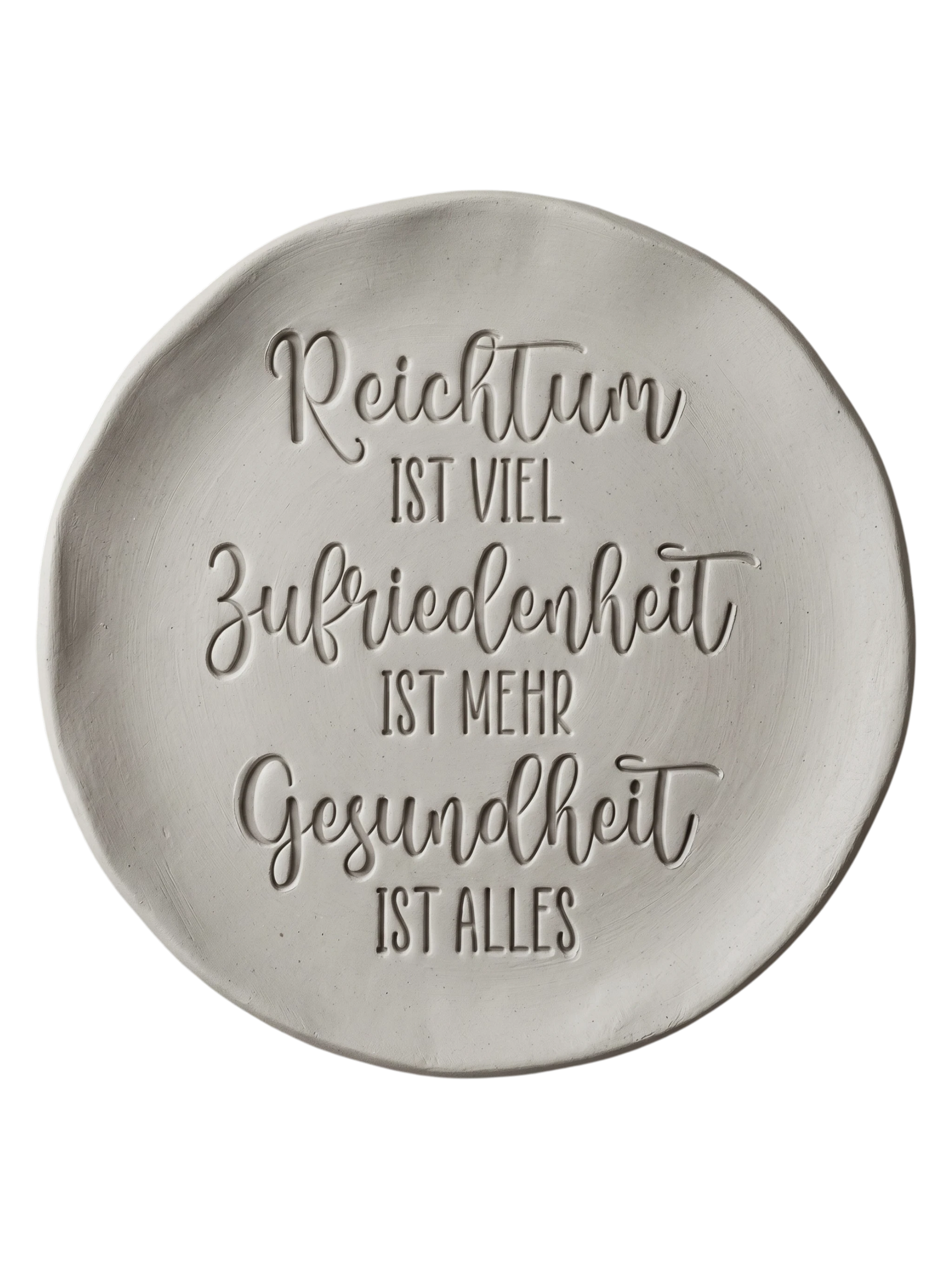 Präziser Stempelabdruck einer Lebensweisheit in hellem Ton. Die harmonische Kombination aus Schreibschrift und Druckschrift erzeugt ein sauberes, tiefes Relief auf der runden Tonplatte.