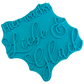 Seitliche Detailaufnahme des Keramikstempels 'Hier wächst Liebe & Glück'. Die filigranen Buchstaben sind optimal für saubere Abdrücke in Modelliermassen ausgeformt.