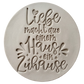 Präziser Keramikstempel von MinseArt mit dem Spruch 'Liebe macht aus einem Haus ein Zuhause' – ideal als Töpfer-Idee oder Einweihungsgeschenk für handgefertigte Türschilder oder Einweihungsgeschenke aus Ton.