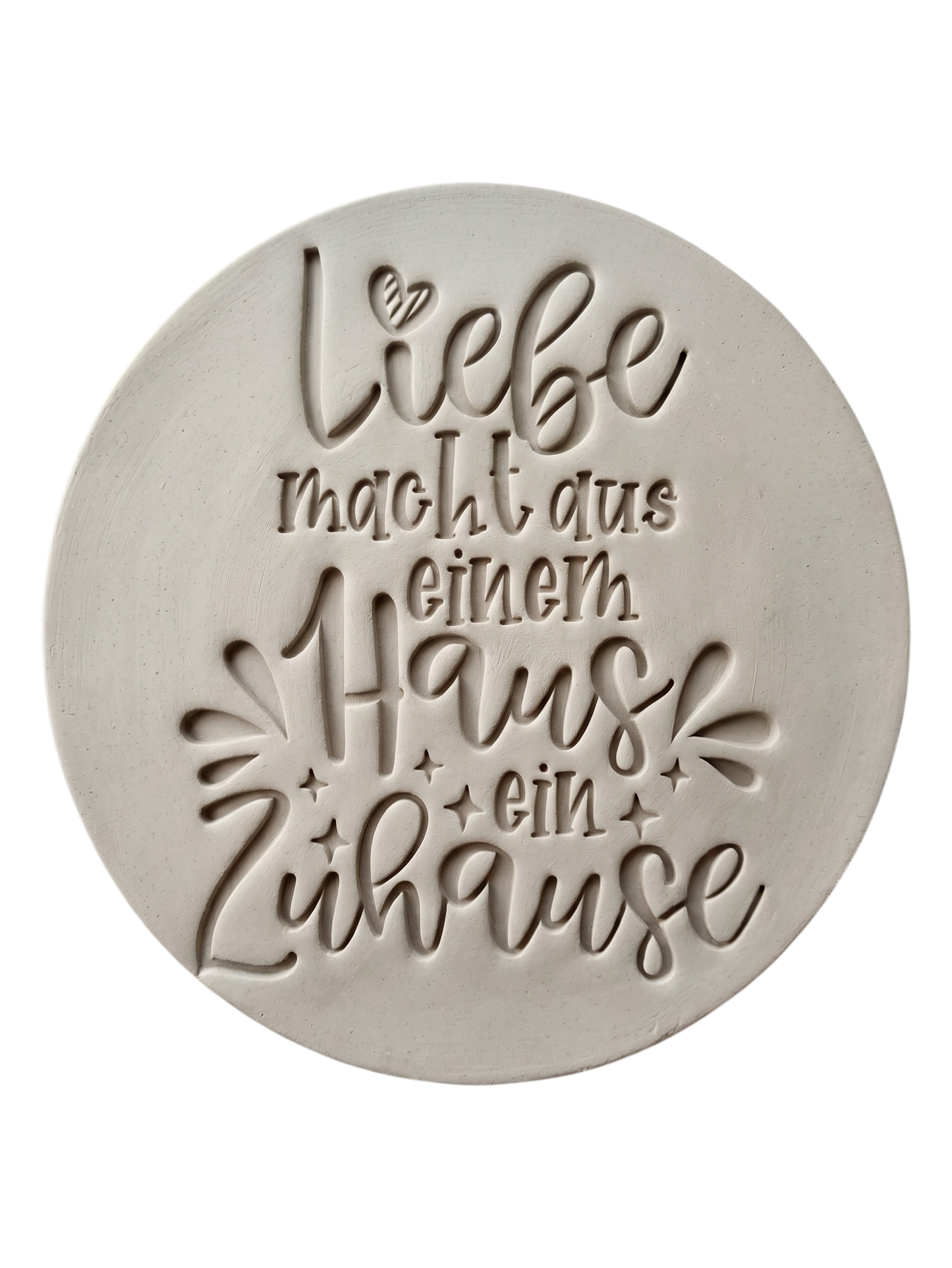 Präziser Keramikstempel von MinseArt mit dem Spruch 'Liebe macht aus einem Haus ein Zuhause' – ideal als Töpfer-Idee oder Einweihungsgeschenk für handgefertigte Türschilder oder Einweihungsgeschenke aus Ton.