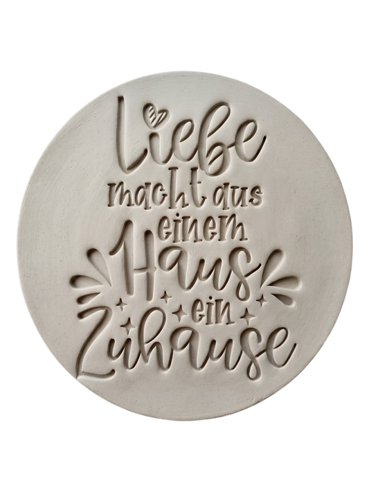 Präziser Keramikstempel von MinseArt mit dem Spruch 'Liebe macht aus einem Haus ein Zuhause' – ideal als Töpfer-Idee oder Einweihungsgeschenk für handgefertigte Türschilder oder Einweihungsgeschenke aus Ton.