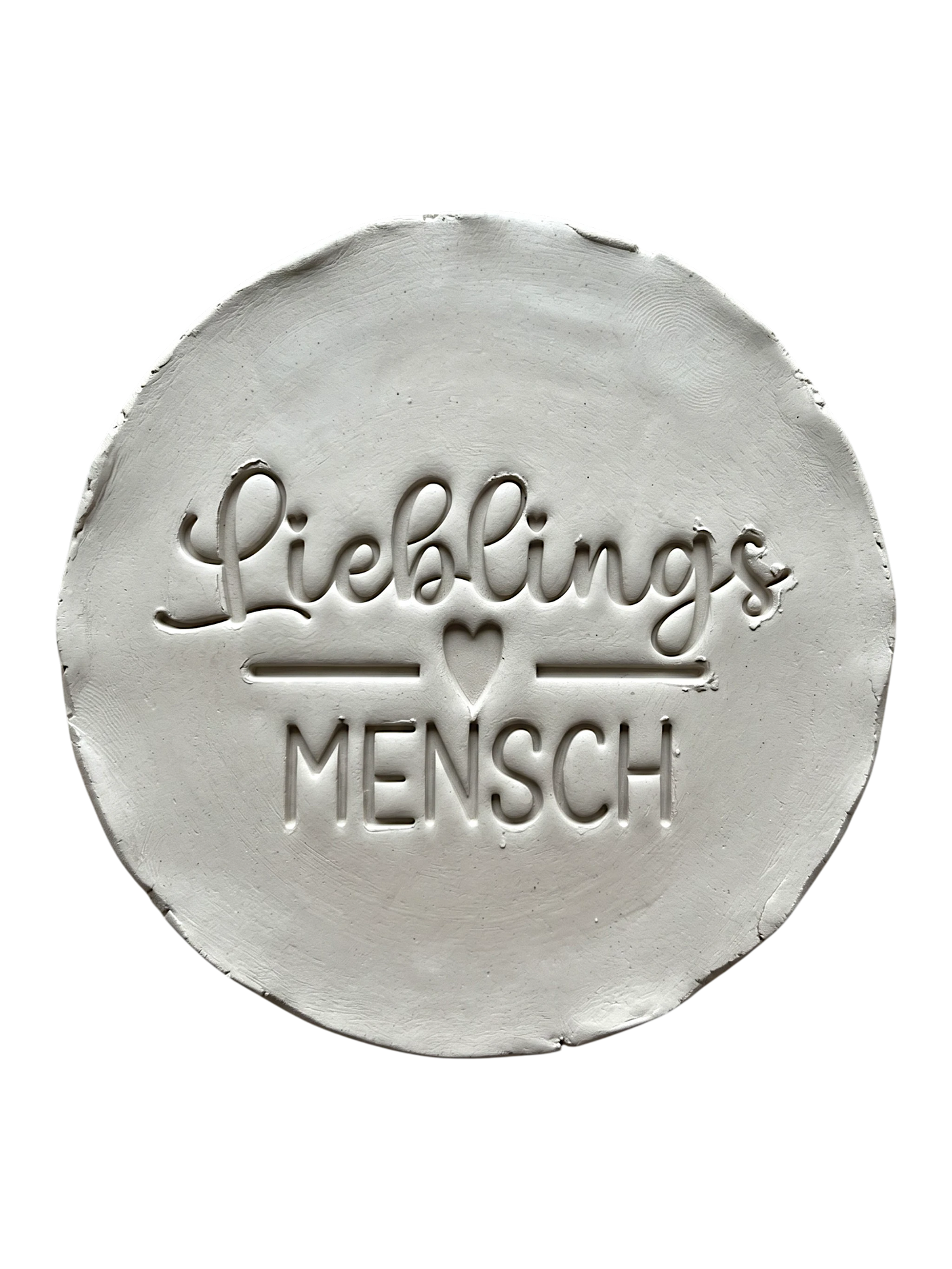 Präziser Abdruck im hellen Ton mit dem Schriftzug 'Lieblingsmensch'. Kreative Töpfer-Idee für persönliche Geschenke, Anhänger oder Wandteller.