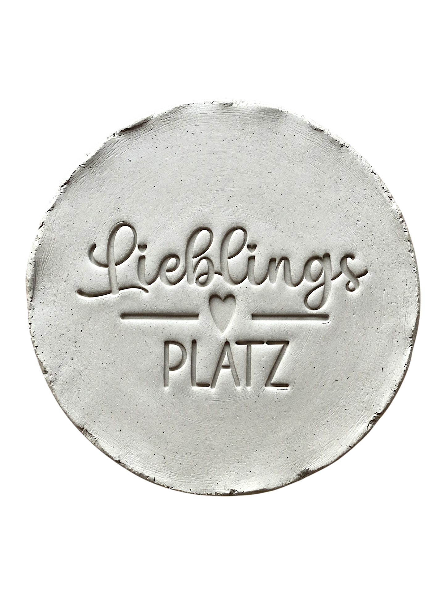 Präziser Abdruck im hellen Ton mit dem Schriftzug 'Lieblingsplatz' und Herz-Detail. Kreative Töpfer-Idee für Türschilder, Garten-Deko oder Wandteller.