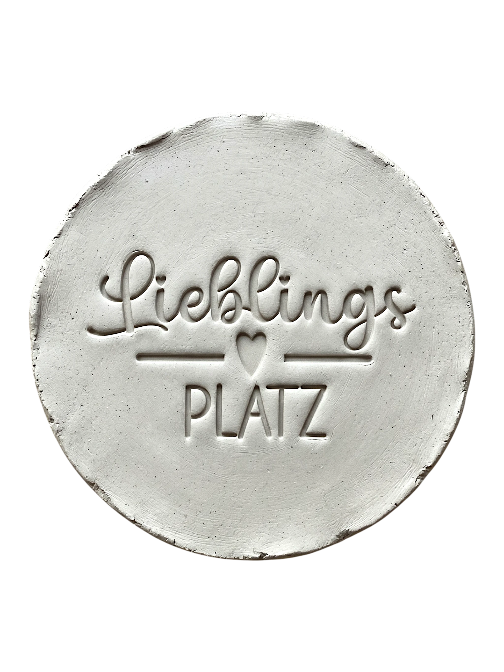 Präziser Abdruck im hellen Ton mit dem Schriftzug 'Lieblingsplatz' und Herz-Detail. Kreative Töpfer-Idee für Türschilder, Garten-Deko oder Wandteller.