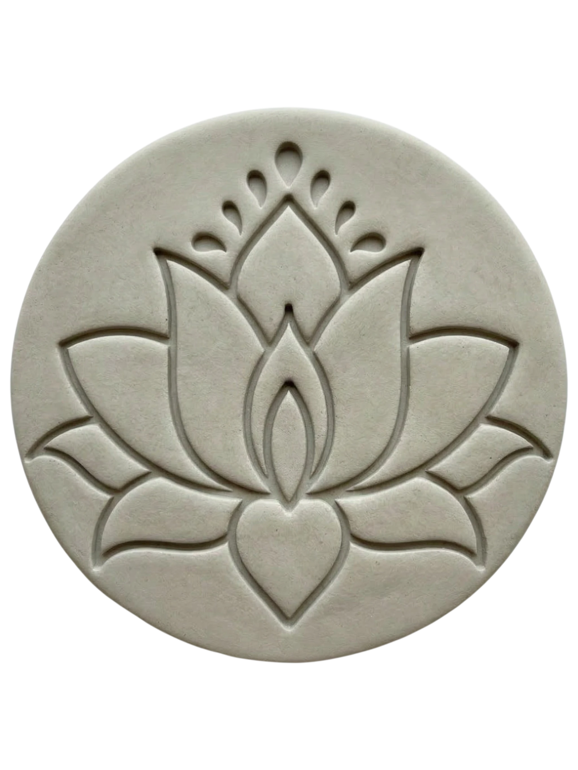 Ein präziser Stempelabdruck einer modernen Lotusblüte in einer runden, hellgrauen Tonplatte. Das minimalistische Design mit klaren Linien und zwei Punkten über der Blüte zeigt die tiefe Relief-Wirkung der MinseArt Keramikstempel.
