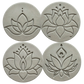 vier präzise Stempelabdrücke im Set moderner Lotusblüten in runden, hellgrauen Tonplatten. Das minimalistische Design mit klaren Linien und zwei Punkten über der Blüte zeigt die tiefe Relief-Wirkung der MinseArt Keramikstempel.