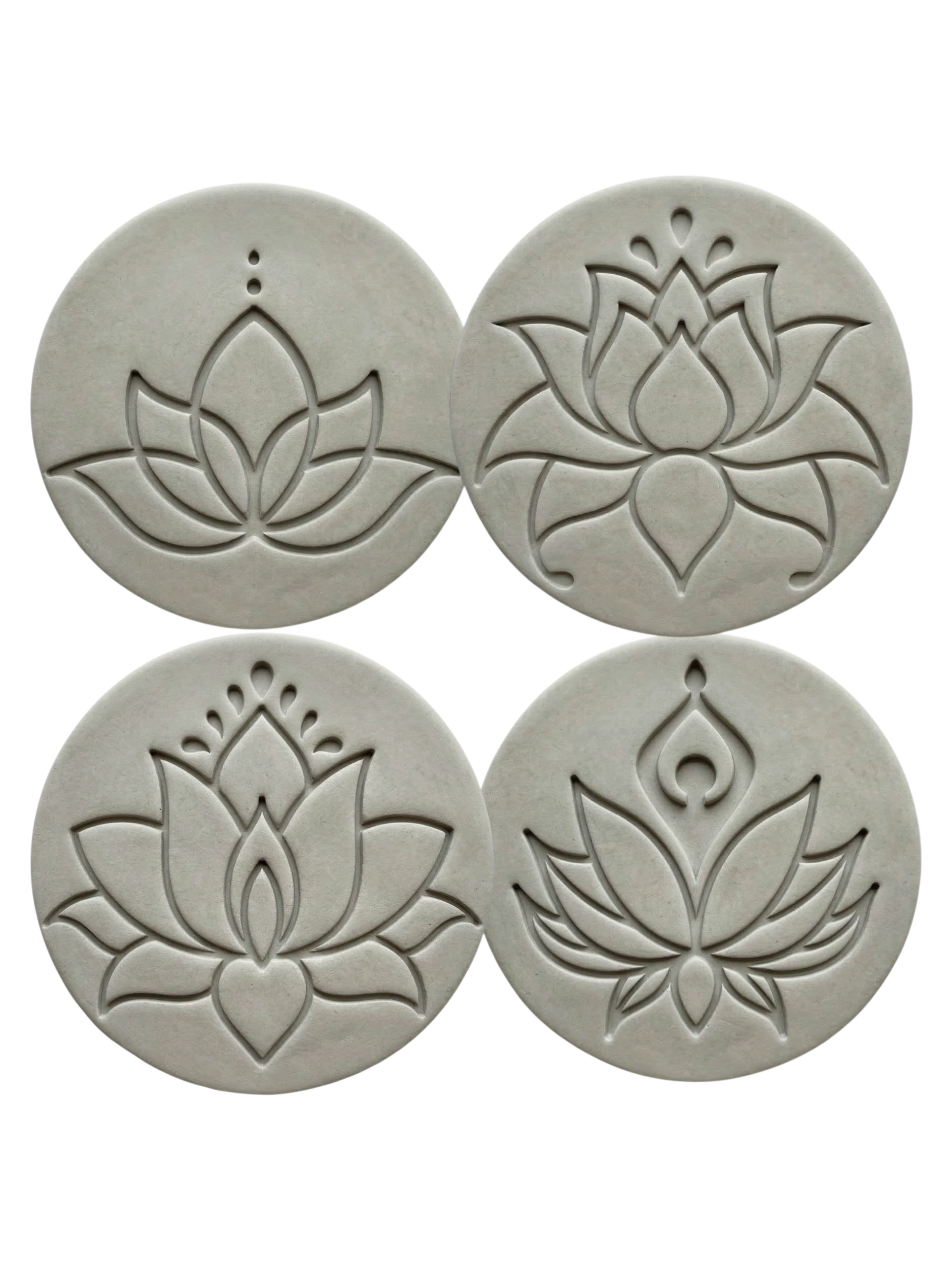 vier präzise Stempelabdrücke im Set moderner Lotusblüten in runden, hellgrauen Tonplatten. Das minimalistische Design mit klaren Linien und zwei Punkten über der Blüte zeigt die tiefe Relief-Wirkung der MinseArt Keramikstempel.
