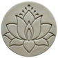 Ein präziser Stempelabdruck einer modernen Lotusblüte in einer runden, hellgrauen Tonplatte. Das minimalistische Design mit klaren Linien und zwei Punkten über der Blüte zeigt die tiefe Relief-Wirkung der MinseArt Keramikstempel.