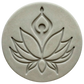 Ein präziser Stempelabdruck einer modernen Lotusblüte in einer runden, hellgrauen Tonplatte. Das minimalistische Design mit klaren Linien und zwei Punkten über der Blüte zeigt die tiefe Relief-Wirkung der MinseArt Keramikstempel.