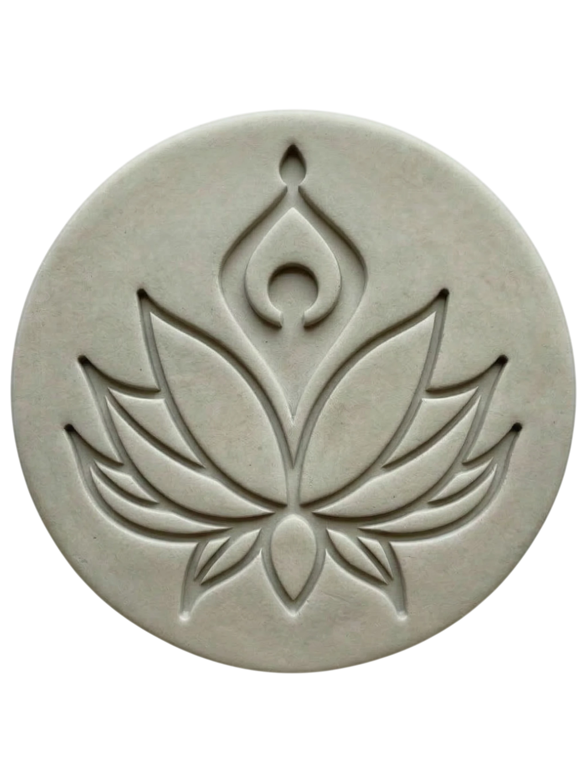 Ein präziser Stempelabdruck einer modernen Lotusblüte in einer runden, hellgrauen Tonplatte. Das minimalistische Design mit klaren Linien und zwei Punkten über der Blüte zeigt die tiefe Relief-Wirkung der MinseArt Keramikstempel.
