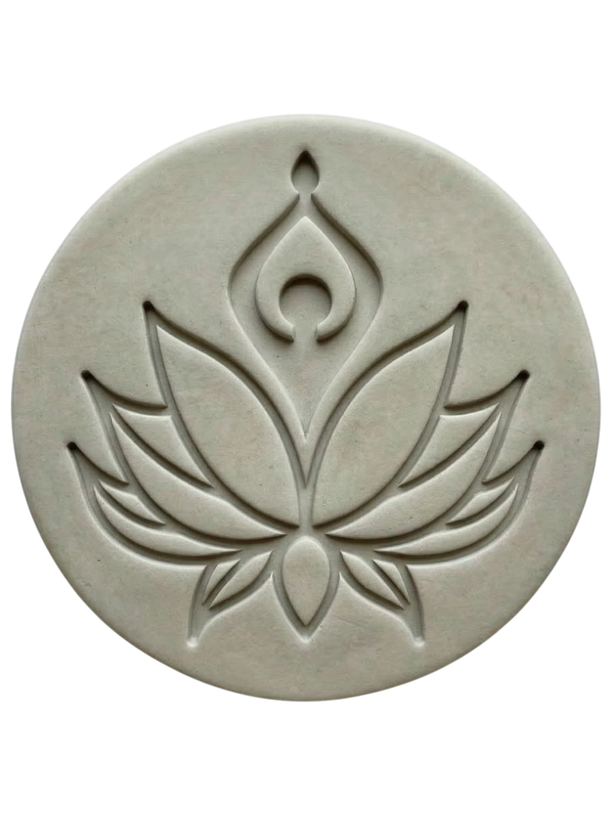Ein präziser Stempelabdruck einer modernen Lotusblüte in einer runden, hellgrauen Tonplatte. Das minimalistische Design mit klaren Linien und zwei Punkten über der Blüte zeigt die tiefe Relief-Wirkung der MinseArt Keramikstempel.