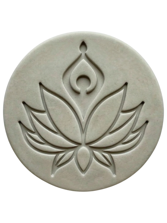 Ein präziser Stempelabdruck einer modernen Lotusblüte in einer runden, hellgrauen Tonplatte. Das minimalistische Design mit klaren Linien und zwei Punkten über der Blüte zeigt die tiefe Relief-Wirkung der MinseArt Keramikstempel.