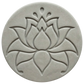 Ein präziser Stempelabdruck einer modernen Lotusblüte in einer runden, hellgrauen Tonplatte. Das minimalistische Design mit klaren Linien und zwei Punkten über der Blüte zeigt die tiefe Relief-Wirkung der MinseArt Keramikstempel.