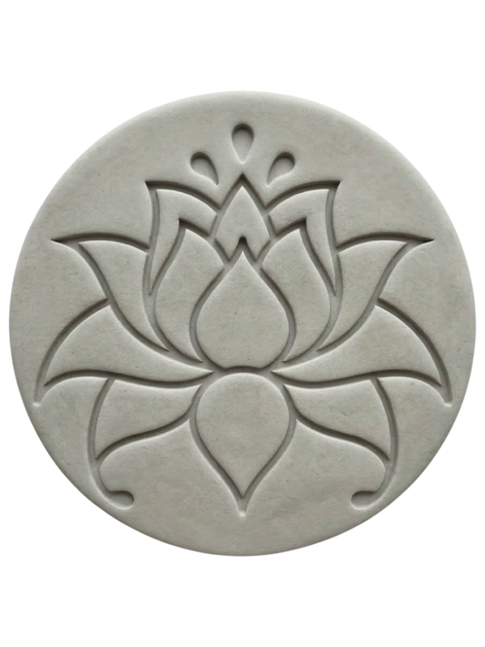 Ein präziser Stempelabdruck einer modernen Lotusblüte in einer runden, hellgrauen Tonplatte. Das minimalistische Design mit klaren Linien und zwei Punkten über der Blüte zeigt die tiefe Relief-Wirkung der MinseArt Keramikstempel.