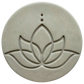 Ein präziser Stempelabdruck einer modernen Lotusblüte in einer runden, hellgrauen Tonplatte. Das minimalistische Design mit klaren Linien und zwei Punkten über der Blüte zeigt die tiefe Relief-Wirkung der MinseArt Keramikstempel.