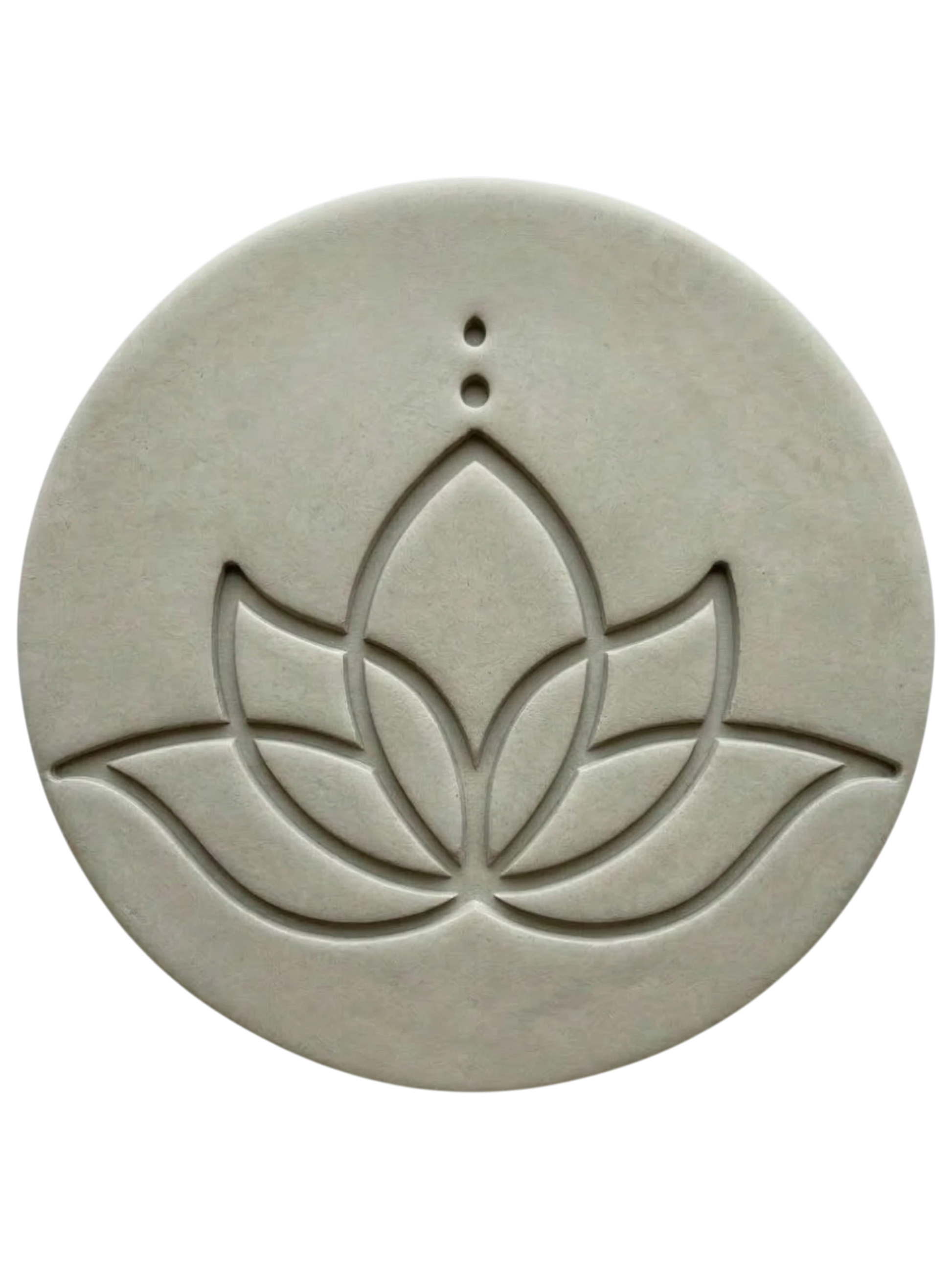 Ein präziser Stempelabdruck einer modernen Lotusblüte in einer runden, hellgrauen Tonplatte. Das minimalistische Design mit klaren Linien und zwei Punkten über der Blüte zeigt die tiefe Relief-Wirkung der MinseArt Keramikstempel.