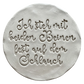 Präziser Stempelabdruck in hellem Ton. Die verspielte Schreibschrift erzeugt ein sauberes, tiefes Relief auf der runden Tonplatte – ideal für witzige Keramik-Deko.