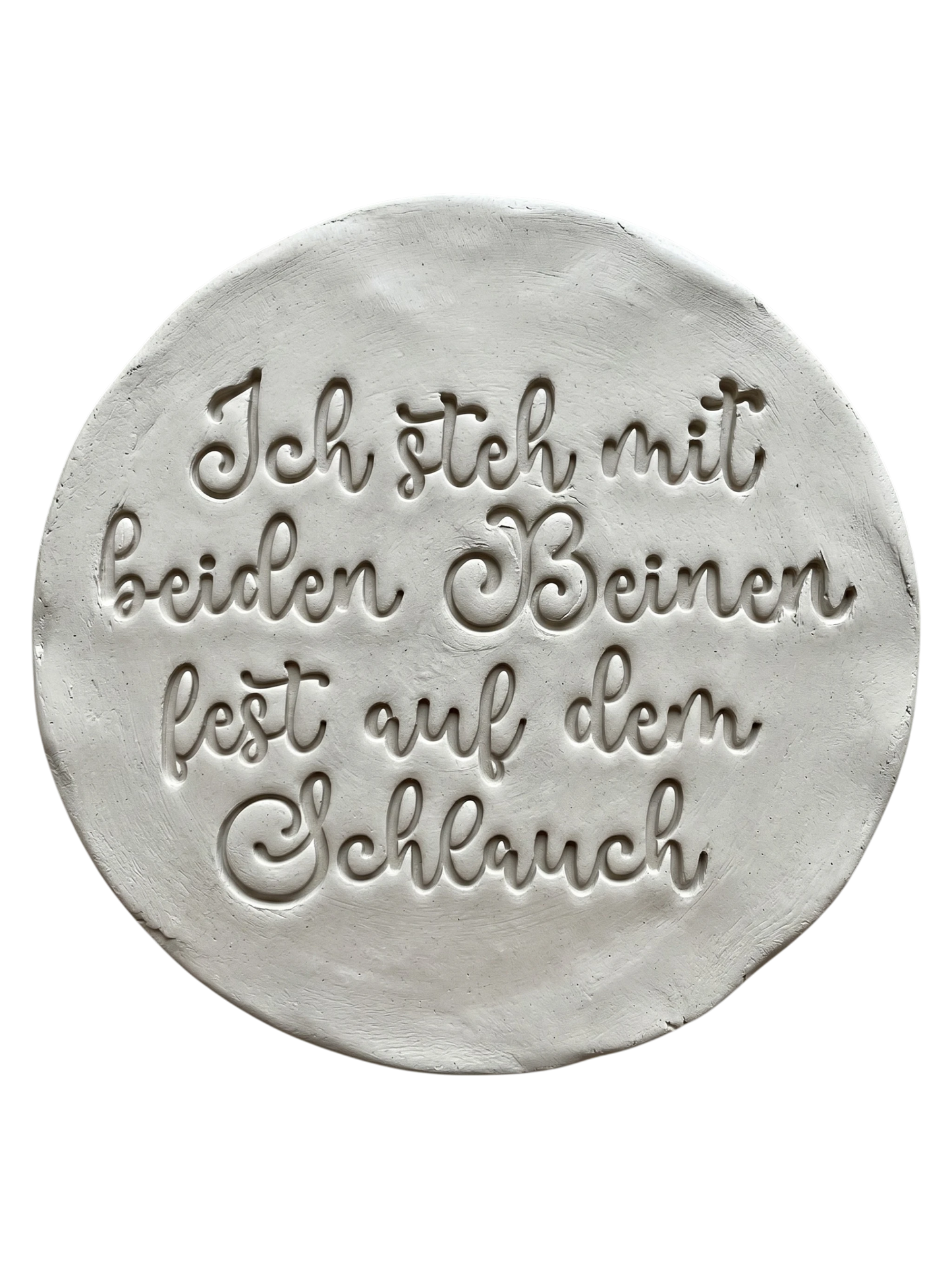 Präziser Stempelabdruck in hellem Ton. Die verspielte Schreibschrift erzeugt ein sauberes, tiefes Relief auf der runden Tonplatte – ideal für witzige Keramik-Deko.