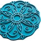 Nahaufnahme des türkisfarbenen Keramikstempels mit floralem Mandala-Muster. Der detailreiche Prägestempel zeigt feine Linien und Bögen für perfekte Abdrücke im Ton.
