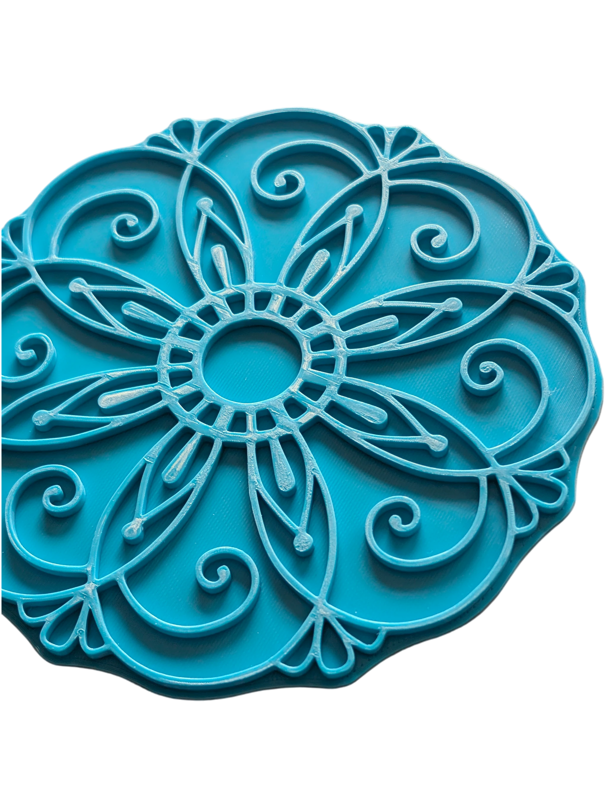 Nahaufnahme des türkisfarbenen Keramikstempels mit floralem Mandala-Muster. Der detailreiche Prägestempel zeigt feine Linien und Bögen für perfekte Abdrücke im Ton.