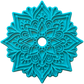 Türkisfarbener Keramikstempel für Ton mit dem floralen Muster Mandala Nalini. Ein detailreicher Motivstempel und wunderschönes Töpferwerkzeug für symmetrische Verzierungen.