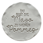 Präziser Stempelabdruck des humorvollen Spruchs 'Du bist die Mayo zu meinen Pommes' in hellem Ton. Detailreiches und sauberes Relief auf einer runden Tonplatte für handgemachte Keramik.