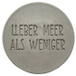 Klarer und tiefer Stempelabdruck des Textes 'Lieber Meer als weniger' auf einer runden, hellen Tonplatte. Ein perfektes Ergebnis für das nächste Töpferprojekt.