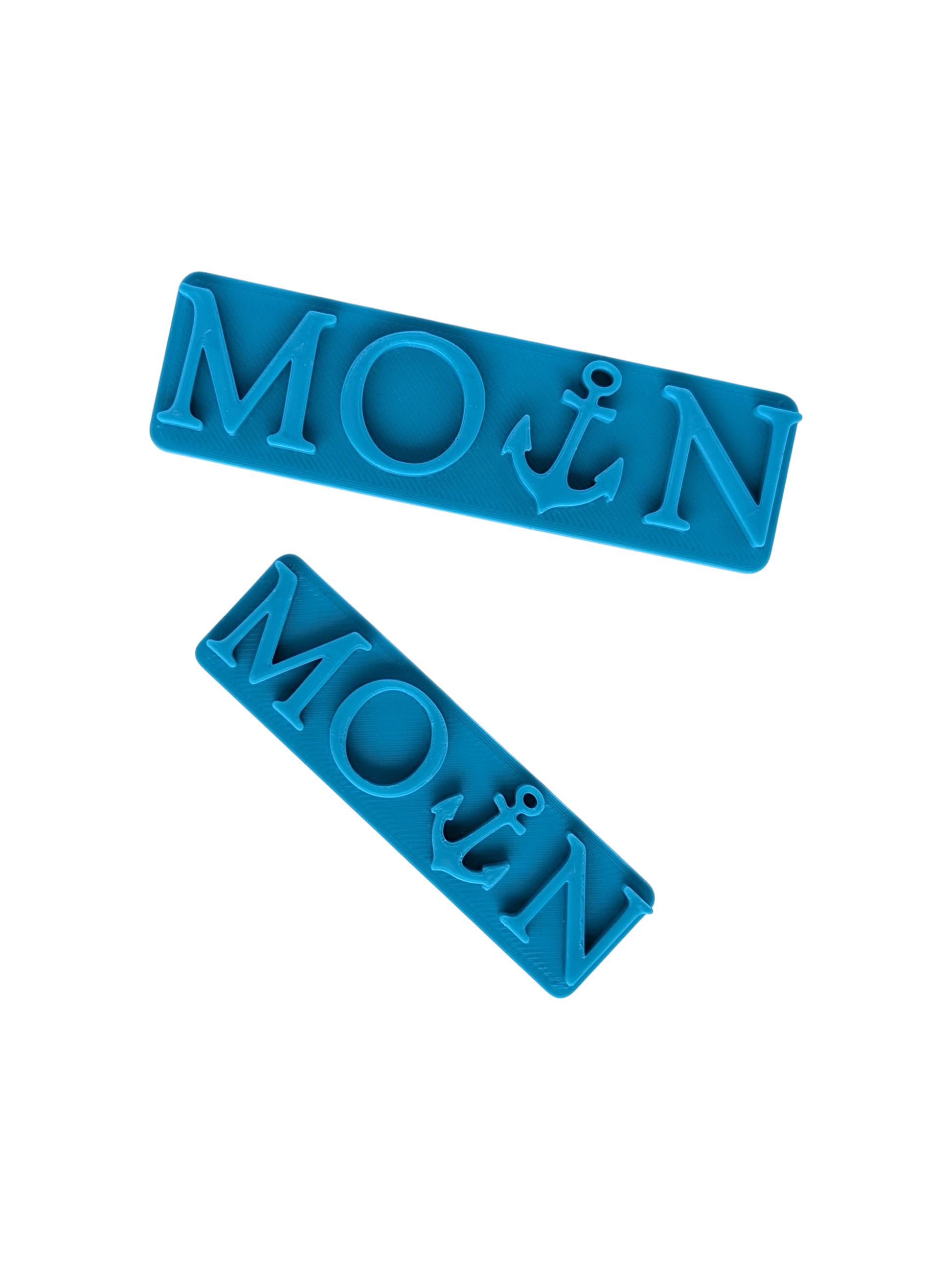 Blaugrüner Textstempel für Ton mit dem Schriftzug 'Moin' und einem kleinen Herz. Gestalte saubere, nordische Prägungen in Keramik und Ton.