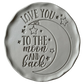 Detailreicher Abdruck im Ton mit dem Spruch 'Love you to the moon and back', Mond und Sternen. Erstellt mit einem MinseArt Keramikstempel. Saubere Schriftzüge und präzise Konturen für deine nächste Töpfer-Idee im Bereich Baby-Geschenke, Kinderzimmer-Deko oder Hochzeitsgeschenke.