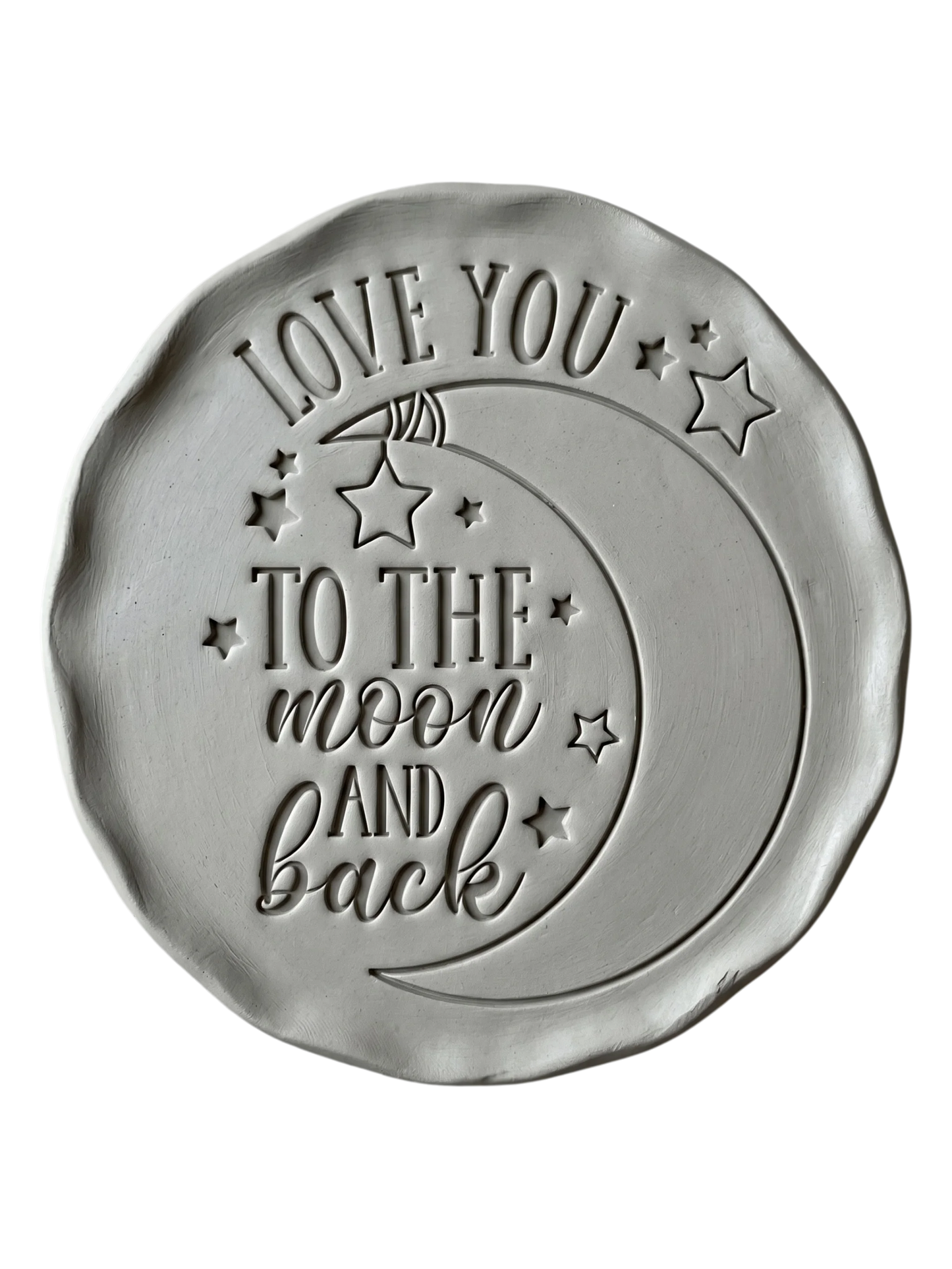 Detailreicher Abdruck im Ton mit dem Spruch 'Love you to the moon and back', Mond und Sternen. Erstellt mit einem MinseArt Keramikstempel. Saubere Schriftzüge und präzise Konturen für deine nächste Töpfer-Idee im Bereich Baby-Geschenke, Kinderzimmer-Deko oder Hochzeitsgeschenke.