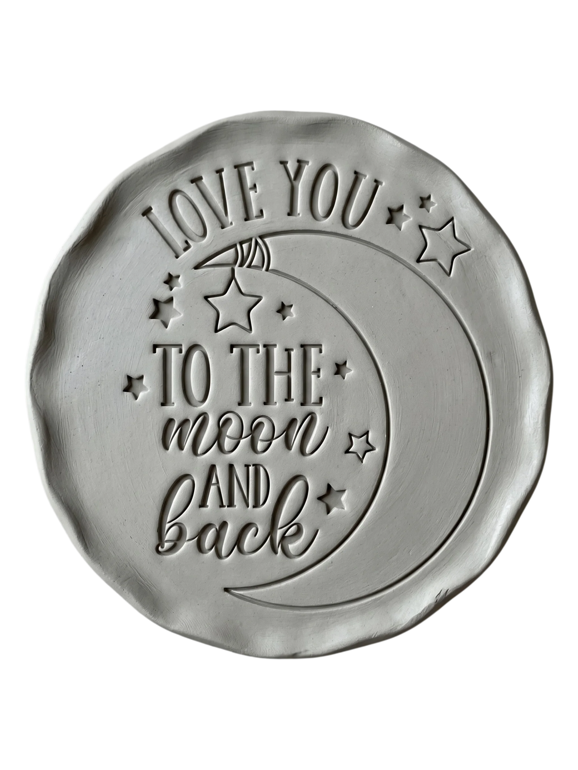 Detailreicher Abdruck im Ton mit dem Spruch 'Love you to the moon and back', Mond und Sternen. Erstellt mit einem MinseArt Keramikstempel. Saubere Schriftzüge und präzise Konturen für deine nächste Töpfer-Idee im Bereich Baby-Geschenke, Kinderzimmer-Deko oder Hochzeitsgeschenke.