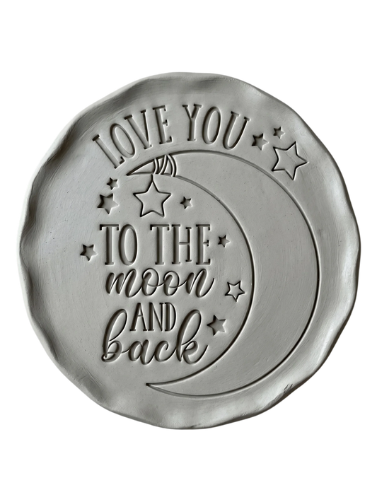 Detailreicher Abdruck im Ton mit dem Spruch 'Love you to the moon and back', Mond und Sternen. Erstellt mit einem MinseArt Keramikstempel. Saubere Schriftzüge und präzise Konturen für deine nächste Töpfer-Idee im Bereich Baby-Geschenke, Kinderzimmer-Deko oder Hochzeitsgeschenke.