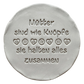 Liebevolle Töpfer-Idee zum Muttertag: Ton-Anhänger mit dem eingestempelten Spruch 'Mütter sind wie Knöpfe, sie halten alles zusammen'. Erstellt mit einem MinseArt Keramikstempel. Präziser Abdruck mit Herz- und Knopf-Details in hellem Ton.