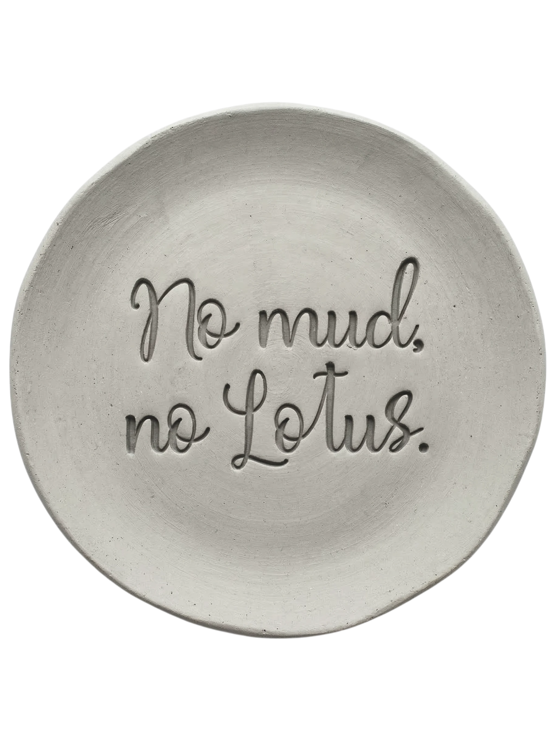 Sauberer Stempelabdruck des englischen Spruchs 'No mud, no Lotus' in einer runden Tonplatte. Filigranes Relief für Töpferprojekte, gestaltet mit einem MinseArt Keramikstempel.