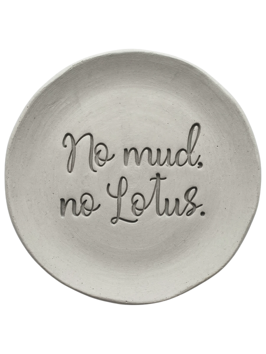 Sauberer Stempelabdruck des englischen Spruchs 'No mud, no Lotus' in einer runden Tonplatte. Filigranes Relief für Töpferprojekte, gestaltet mit einem MinseArt Keramikstempel.