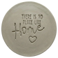 Präziser Stempelabdruck 'There is no place like Home' mit Herz in hellem Ton. Die Kombination aus moderner Serifenschrift und schwungvoller Schreibschrift erzeugt ein sauberes Relief für Töpferprojekte.