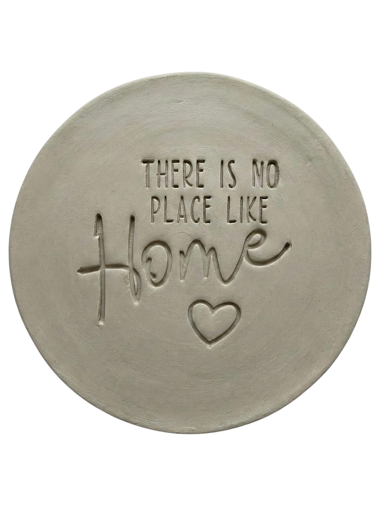Präziser Stempelabdruck 'There is no place like Home' mit Herz in hellem Ton. Die Kombination aus moderner Serifenschrift und schwungvoller Schreibschrift erzeugt ein sauberes Relief für Töpferprojekte.