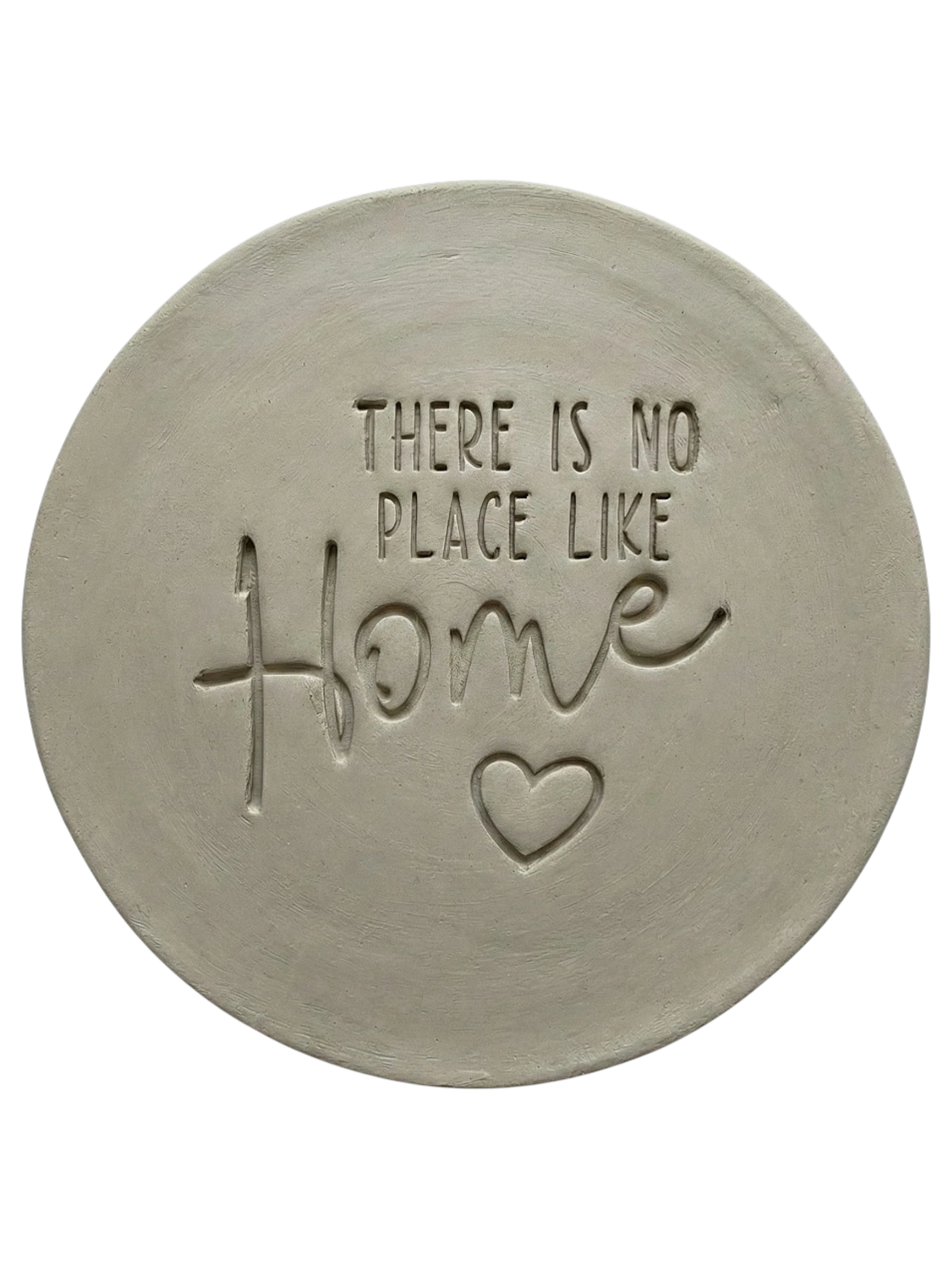 Präziser Stempelabdruck 'There is no place like Home' mit Herz in hellem Ton. Die Kombination aus moderner Serifenschrift und schwungvoller Schreibschrift erzeugt ein sauberes Relief für Töpferprojekte.