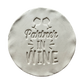 Präziser Abdruck im hellen Ton mit dem Motiv 'Partner in Wine'. Kreative Töpfer-Idee für Weinkühler, Käseplatten oder dekorative Untersetzer.