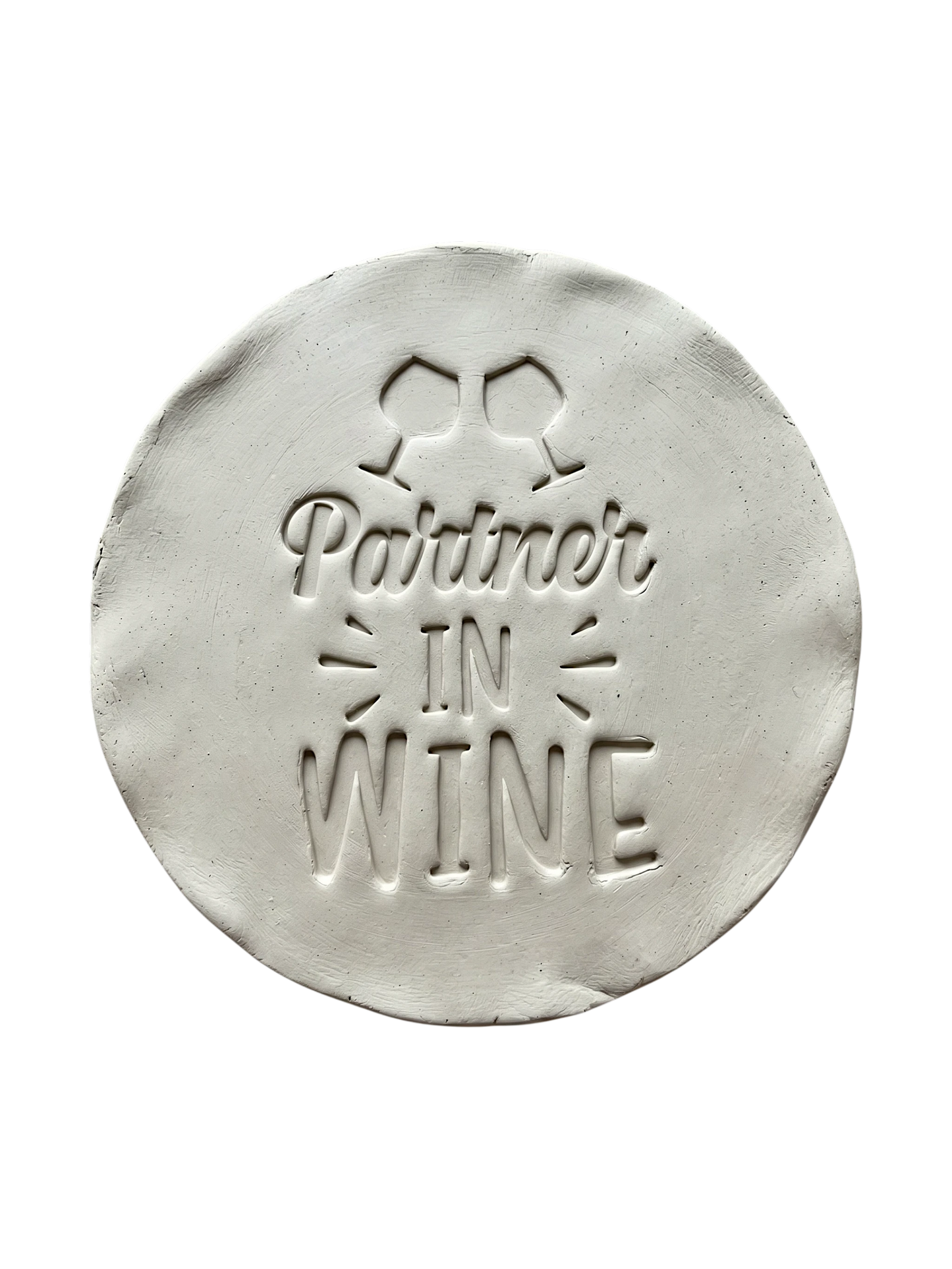 Präziser Abdruck im hellen Ton mit dem Motiv 'Partner in Wine'. Kreative Töpfer-Idee für Weinkühler, Käseplatten oder dekorative Untersetzer.