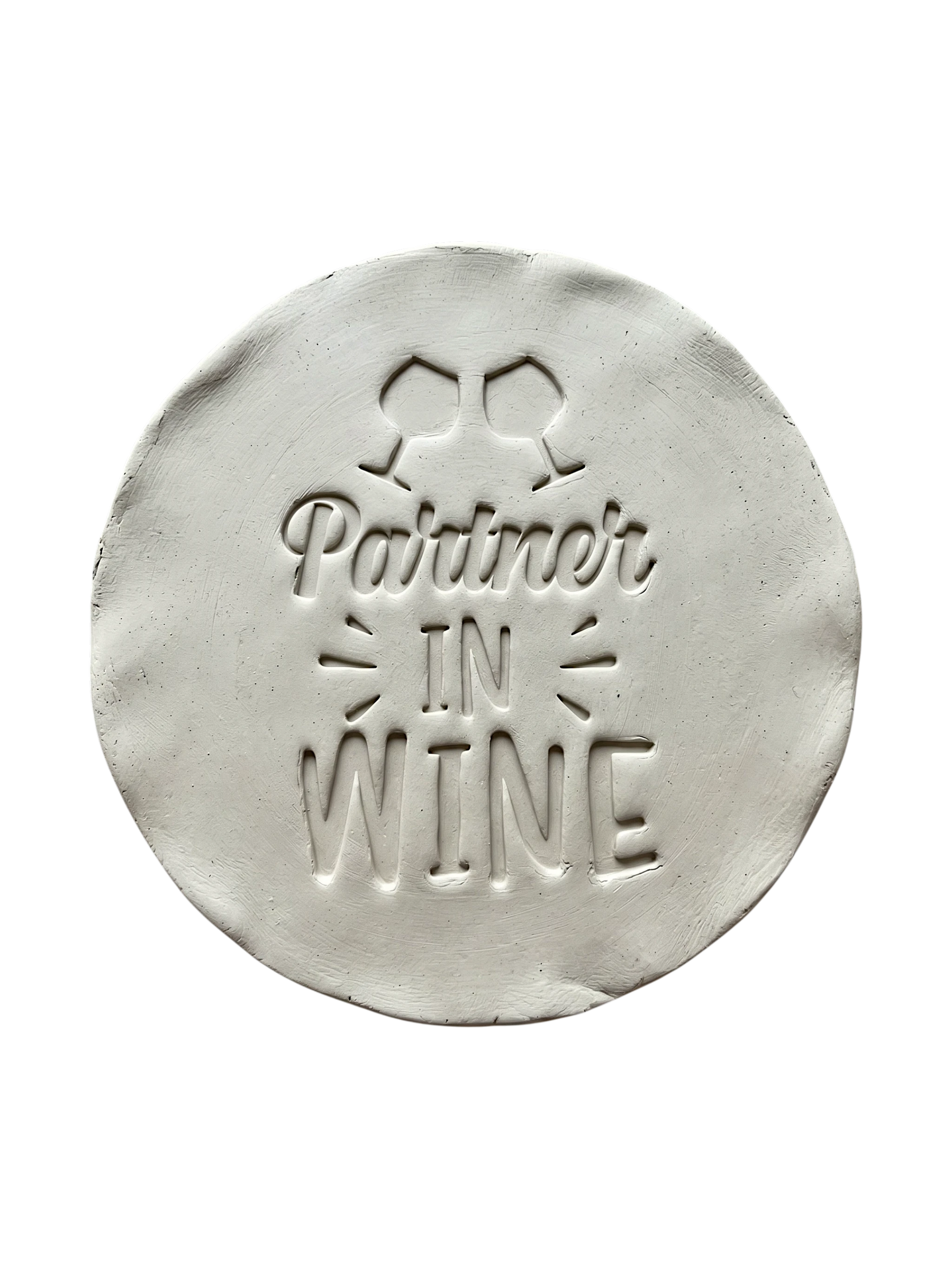 Präziser Abdruck im hellen Ton mit dem Motiv 'Partner in Wine'. Kreative Töpfer-Idee für Weinkühler, Käseplatten oder dekorative Untersetzer.