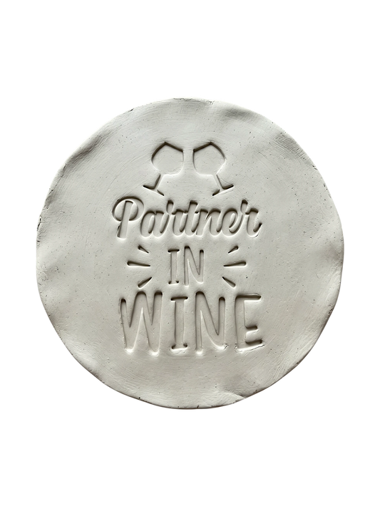 Präziser Abdruck im hellen Ton mit dem Motiv 'Partner in Wine'. Kreative Töpfer-Idee für Weinkühler, Käseplatten oder dekorative Untersetzer.