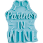 Blaugrüner Textstempel für Ton mit dem Spruch 'Partner in Wine' und zwei Weinglas-Illustrationen. Hochwertiges Werkzeug für saubere Abdrücke in Keramik.