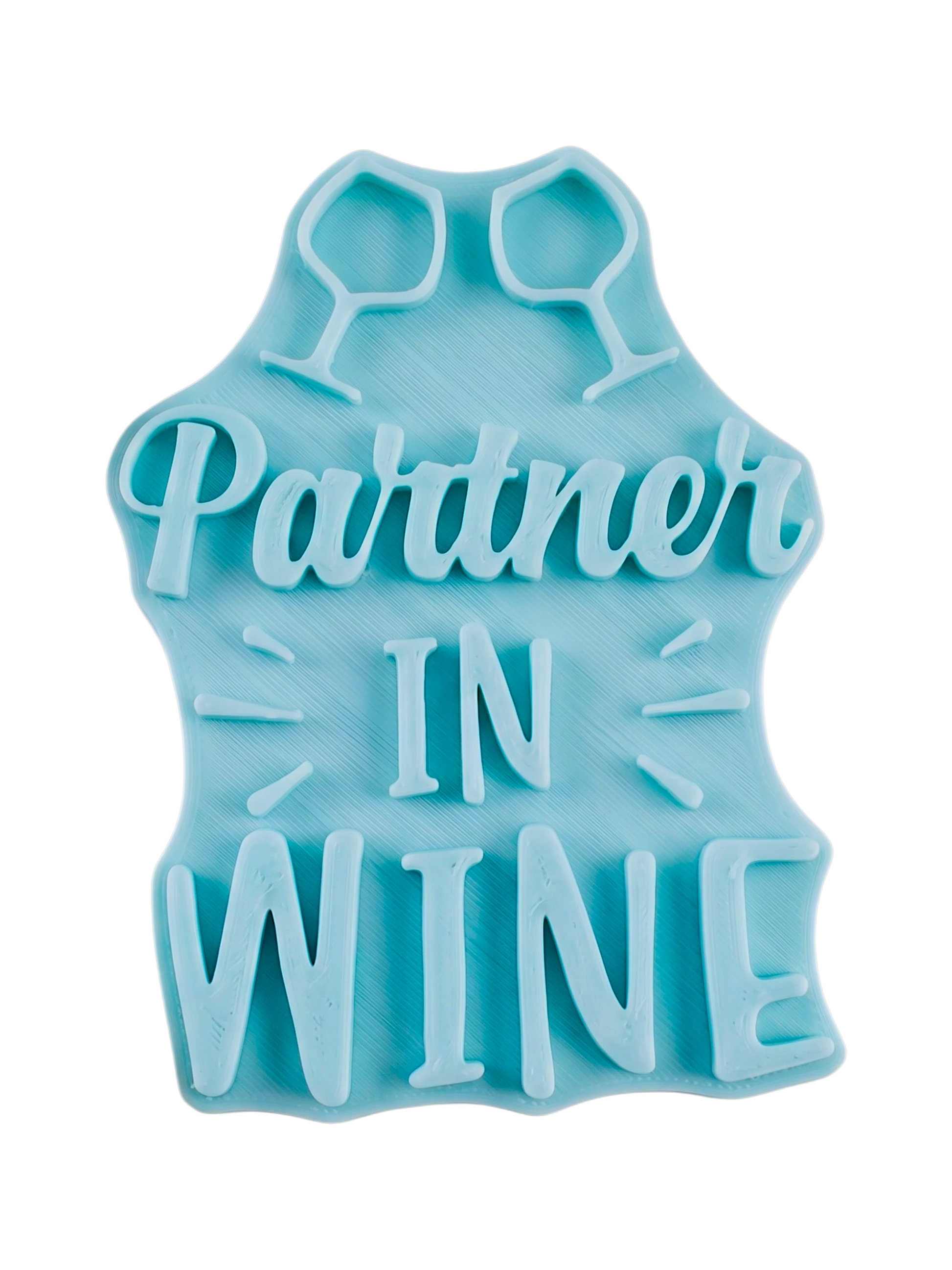 Blaugrüner Textstempel für Ton mit dem Spruch 'Partner in Wine' und zwei Weinglas-Illustrationen. Hochwertiges Werkzeug für saubere Abdrücke in Keramik.