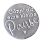 Präziser Stempelabdruck 'Gönn’ dir eine kleine Pause' in hellem Ton. Die Kombination aus Druckschrift und schwungvoller Schreibschrift erzeugt ein sauberes Relief.