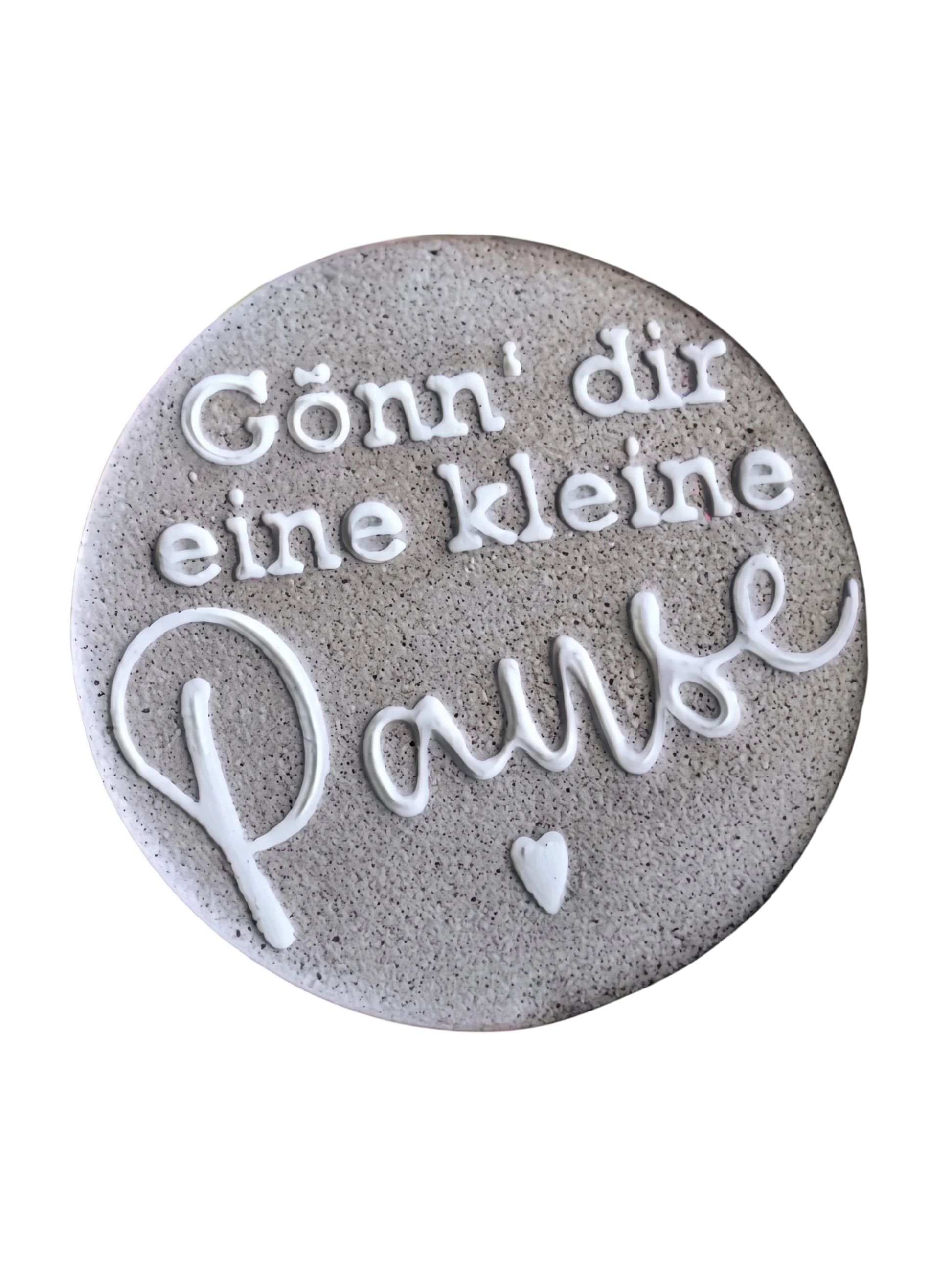Präziser Stempelabdruck 'Gönn’ dir eine kleine Pause' in hellem Ton. Die Kombination aus Druckschrift und schwungvoller Schreibschrift erzeugt ein sauberes Relief.
