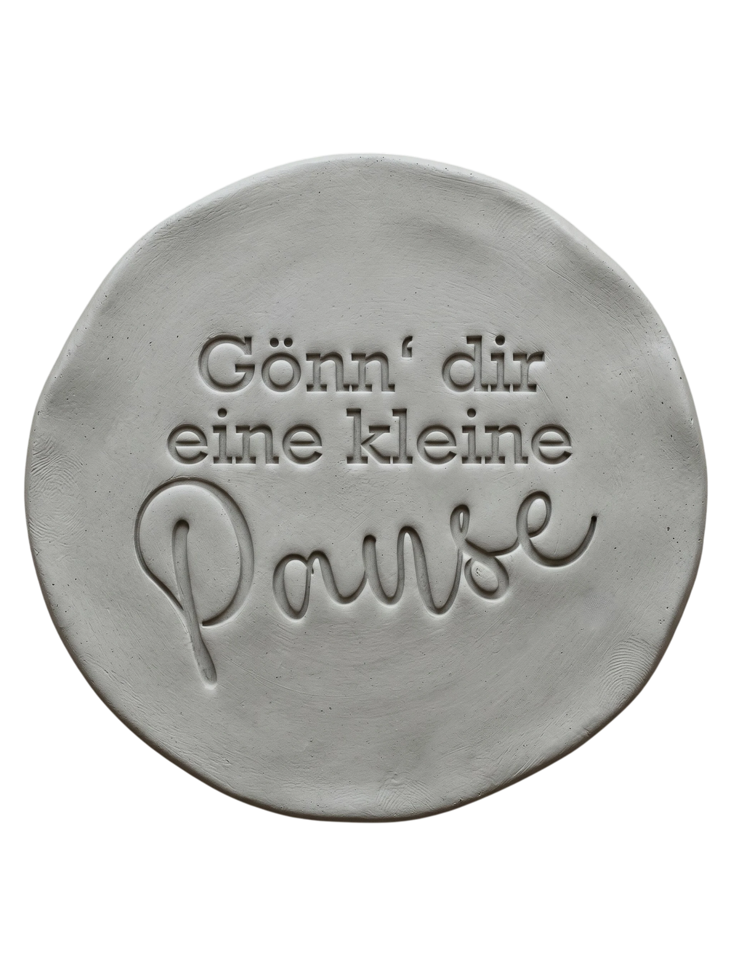 Präziser Stempelabdruck 'Gönn’ dir eine kleine Pause' in hellem Ton. Die Kombination aus Druckschrift und schwungvoller Schreibschrift erzeugt ein sauberes Relief.