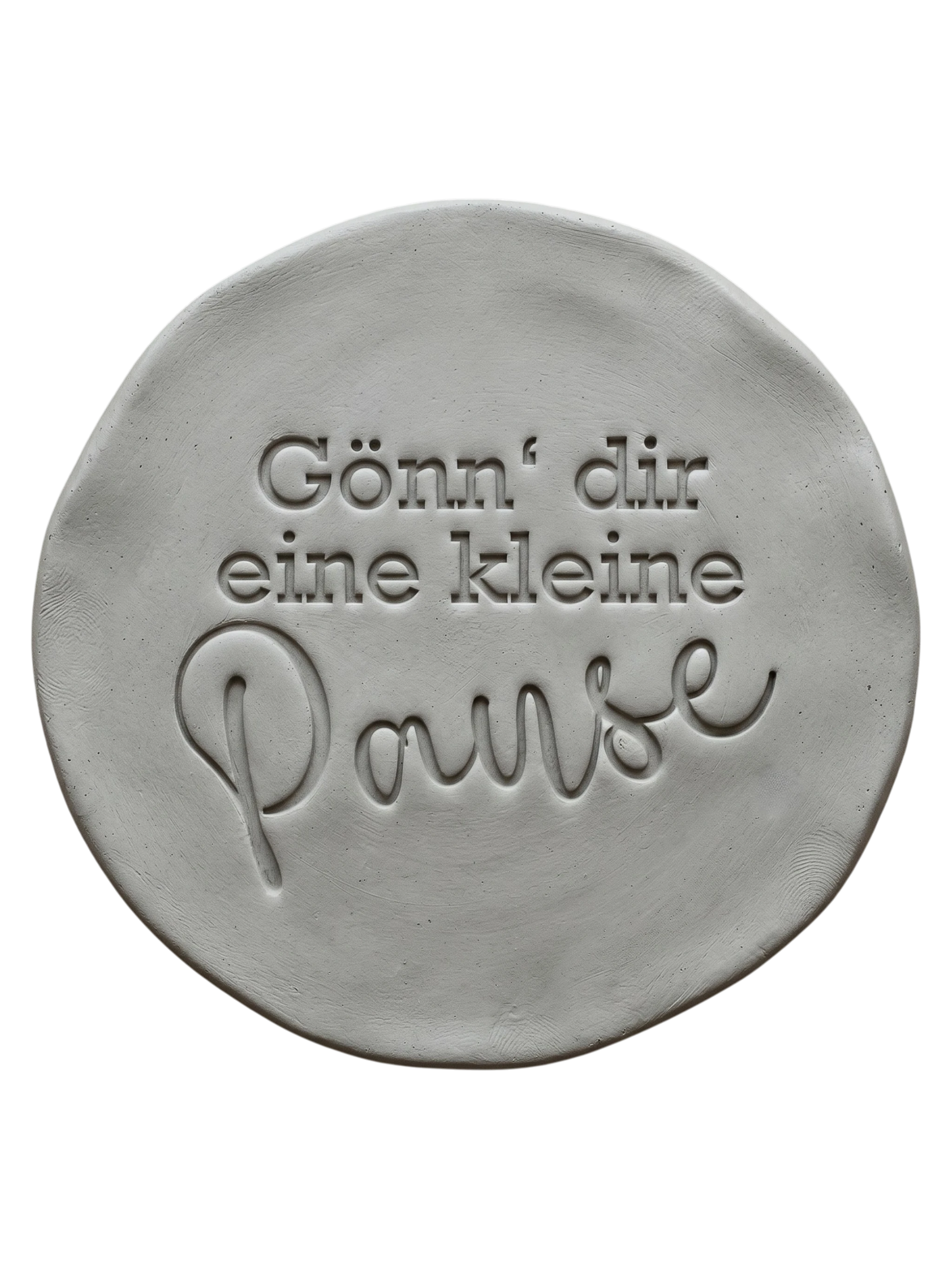 Präziser Stempelabdruck 'Gönn’ dir eine kleine Pause' in hellem Ton. Die Kombination aus Druckschrift und schwungvoller Schreibschrift erzeugt ein sauberes Relief.
