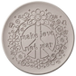 Präziser Abdruck des 'Make Love Not War' Stempels in hellem Ton. Das detailreiche Relief zeigt Blumen, Bienen und Vögel rund um das Peace-Symbol.
