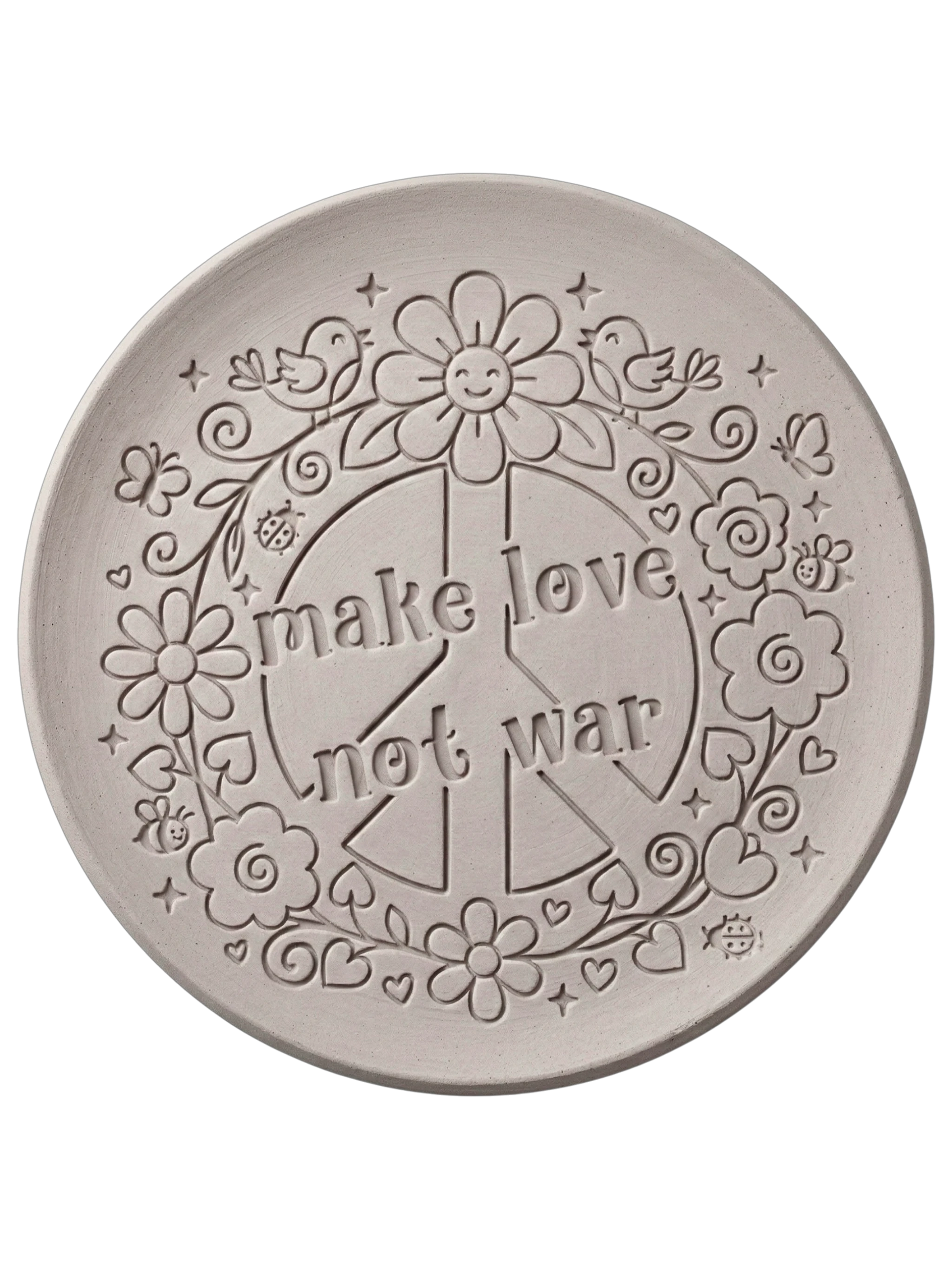 Präziser Abdruck des 'Make Love Not War' Stempels in hellem Ton. Das detailreiche Relief zeigt Blumen, Bienen und Vögel rund um das Peace-Symbol.